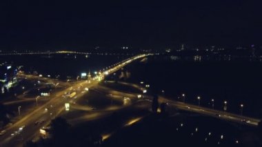 Gece yol quadrocopter tarafından çekim.