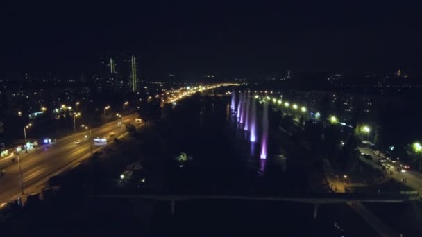 Luchtfoto Drone vlucht beelden: Nachtvlucht met een quadrupter over zingen, muzikale fonteinen. — Stockvideo