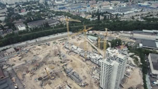 Aerial Drone Flight 4k Filmato: La gru di costruzione e l'edificio contro il cielo blu — Video Stock