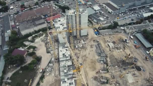 Drone Vol 4k Footage : La grue de construction et le bâtiment contre le ciel bleu 