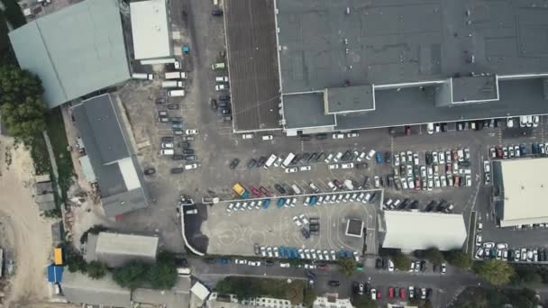 Luchtfoto Drone vlucht beelden: Uitzicht op de parkeerplaats met auto 's — Stockvideo