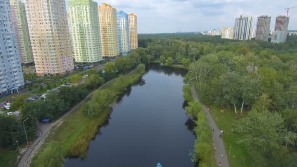 Letecké záběry letu Drone: Pohled krásného parku v centru města. — Stock video