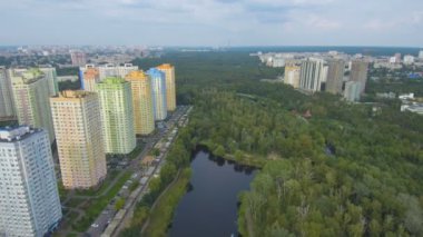 Hava Drone uçuş görüntüleri: Güzel park şehir merkezinde görünümü. Güzel renkli göl ve park evleri.