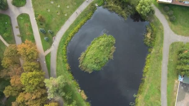 Drone Vidéo Aérienne : Vue sur le lac avec des taches de pétrole de la route .