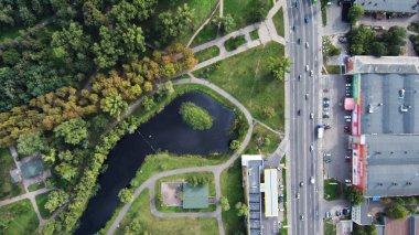 Hava Drone uçuş: Göle yağ ile görünümünü yoldan lekeleri..