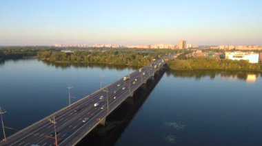 Hava Drone uçuş görüntüleri: Arabalı Nehri üzerinde köprü görünümünü.
