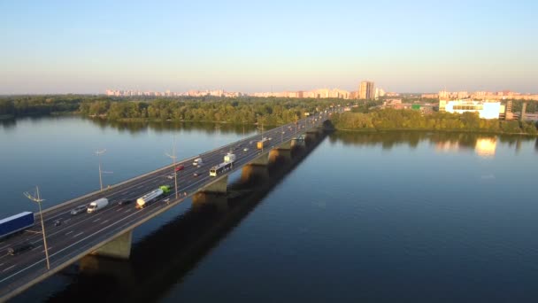 Drohnenflug aus der Luft: Blick auf die Brücke über den Fluss mit Autos. — Stockvideo