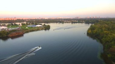 Hava Drone uçuş görüntüleri: İnsanlarla teknenin arkasında gemide yolculuk.
