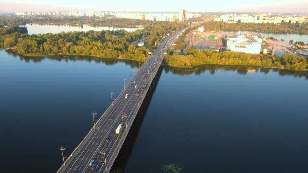 Aerial Drone Flight Filmación: Vista del puente sobre el río con coches . — Vídeo de stock