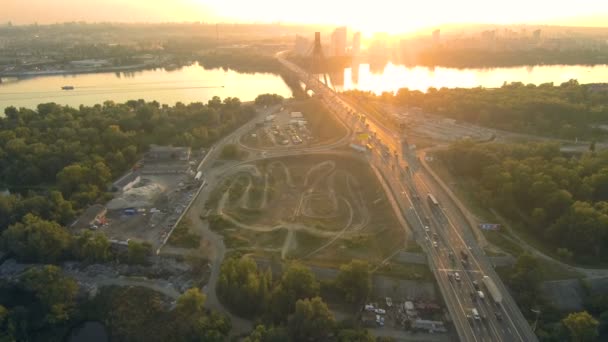 Aerial Drone Flight Footage: Veduta del ponte sul fiume con le auto . — Video Stock