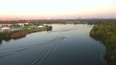 Hava Drone uçuş görüntüleri: İnsanlarla teknenin arkasında gemide yolculuk.
