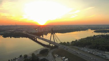 Hava Drone uçuş: Arabalı Nehri üzerinde köprü görünümünü.