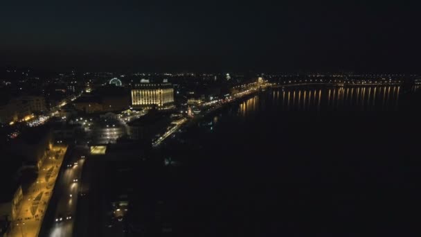 Letecký pohled od Drone: Nejlepší pohled na noční promenádou s mosty a auta. — Stock video