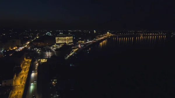 Вид с воздуха с Дрона: Верхний вид ночной набережной с мостами и автомобилями . — стоковое фото