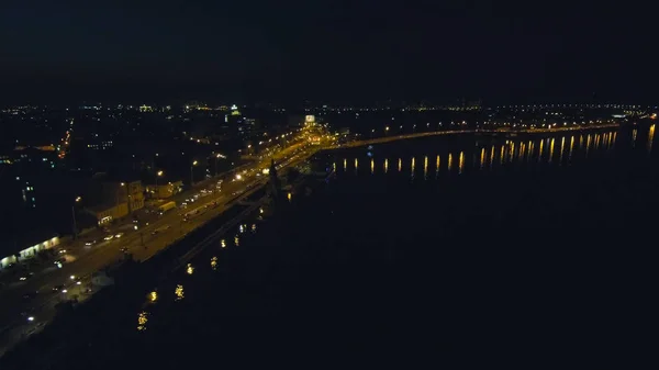 A légi felvétel a Drone: felülnézet az éjszakai sétány, hidak és autók. — Stock Fotó