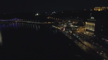 Drone havadan görünümden: Top köprü ve araba ile gece Gezinti görünümünü.