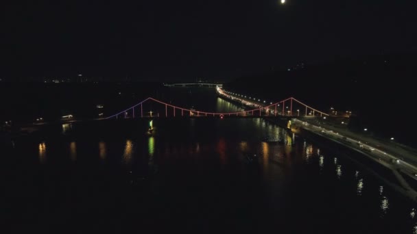 Вид зверху на нічну набережну з мостами та автомобілями . — стокове відео