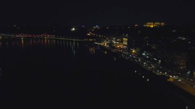Drone havadan görünümden: Top köprü ve araba ile gece Gezinti görünümünü.
