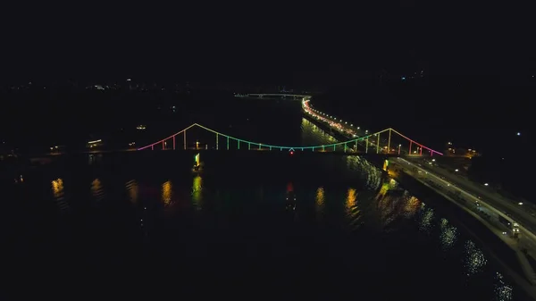 Vista aérea de Drone: Vista superior do passeio noturno com pontes e carros . — Fotografia de Stock