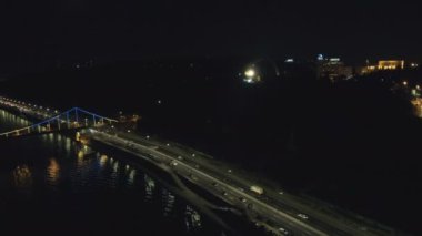 Drone havadan görünümden: Top köprü ve araba ile gece Gezinti görünümünü.