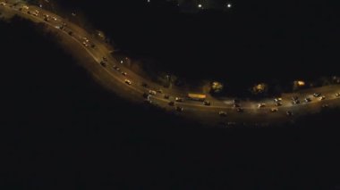 Drone havadan görünümden: üzerinde yol ve gece ışıkları uçan gece şehir.