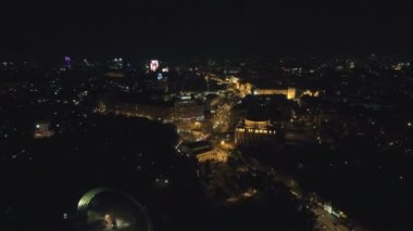 Drone havadan görünümden: üzerinde yol ve gece ışıkları uçan gece şehir.