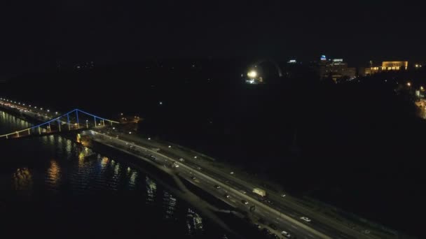 Drone havadan görünümden: Top köprü ve araba ile gece Gezinti görünümünü. — Stok video