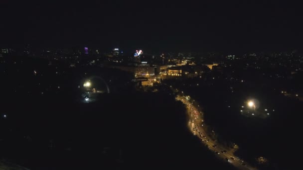 Вид с воздуха с беспилотника: Ночной город, летящий над дорогой и ночными огнями . — стоковое видео