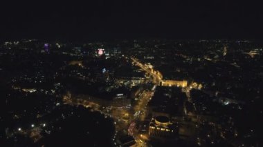 Drone havadan görünümden: üzerinde yol ve gece ışıkları uçan gece şehir.