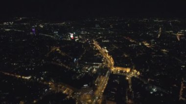 Drone havadan görünümden: üzerinde yol ve gece ışıkları uçan gece şehir.
