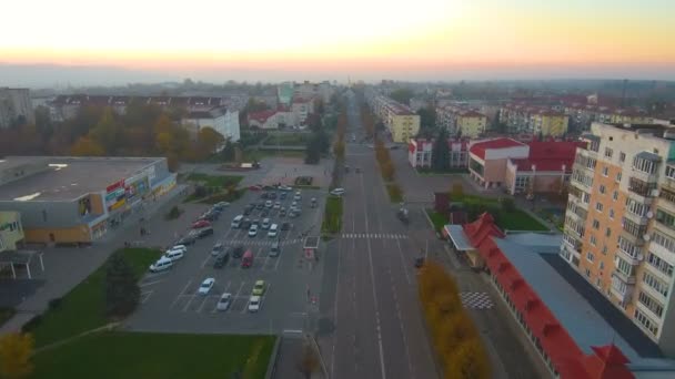 Drone havadan görünümden: bir yol ve arabalar, evler ve otoparklar beldesi. — Stok video