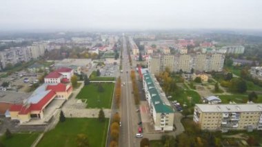 Drone havadan görünümden: bir yol ve arabalar, evler ve otoparklar beldesi.