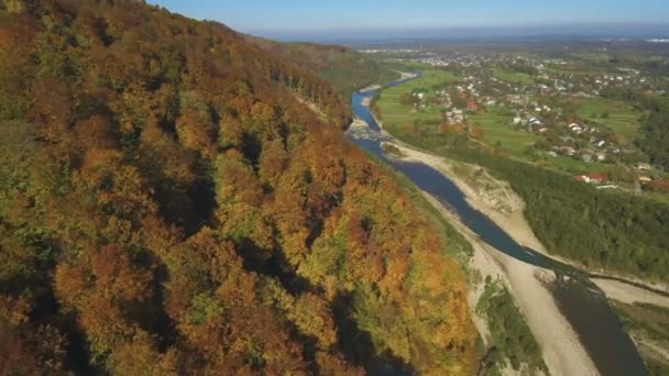 Vista aérea superior de Drone: sobrevoando a montanha com floresta e rio . — Vídeo de Stock
