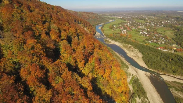 Antenn, top view från Drone: flyga över berget med skogen och. — Stockfoto