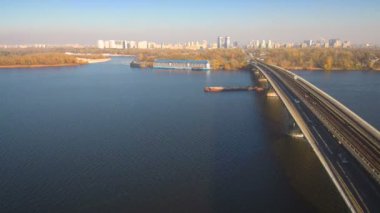 Drone hava, üst görünümden: mavna kum gemisi Yelkenli Nehri üzerinde.