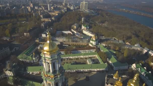 Antenowe, góry widok z Drone: Kijów, Ukraina. Pechersk Lavra klasztoru. — Wideo stockowe