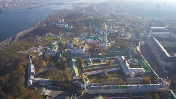 Aérea, vista superior desde Drone: Kiev, Ucrania. Monasterio de Pechersk Lavra . — Vídeo de stock