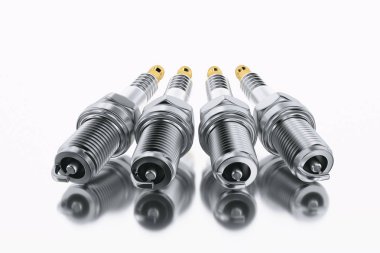 Yedek parça bujileri araba ve motosiklet için beyaz arka plan üzerinde