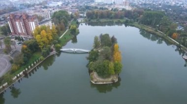 Hava, drone 'dan üst görünüm. Güzel plajları ve severler için bir ada ile bir nehir.