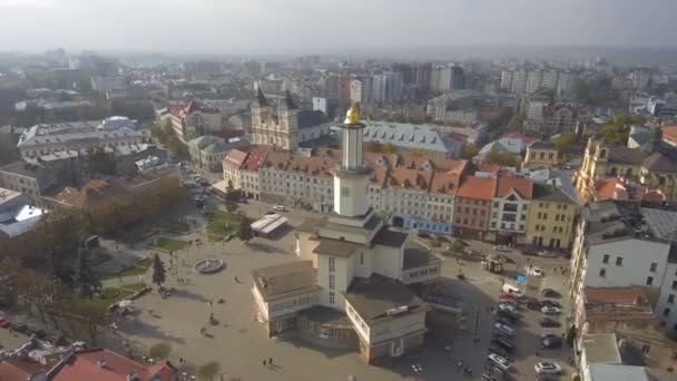 Imano-Frankivsk şehir, Ukrayna, Belediye Binası ile tarihi merkezi. — Stok video