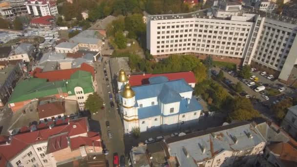 El centro histórico de la ciudad de Ivano-Frankivsk, Ucrania, con el edificio del ayuntamiento . — Vídeo de stock