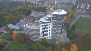 Turna ve bina mavi gökyüzüne karşı yapım aşamasında