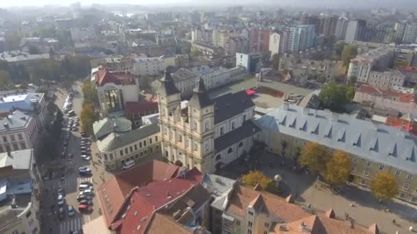 O centro histórico da cidade de Ivano-Frankivsk, na Ucrânia, com a construção da prefeitura . — Vídeo de Stock