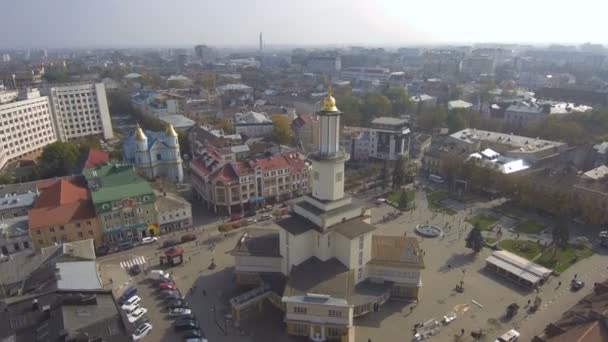 O centro histórico da cidade de Ivano-Frankivsk, na Ucrânia, com a construção da prefeitura . — Vídeo de Stock