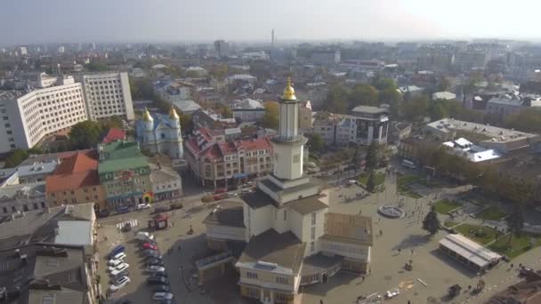 O centro histórico da cidade de Ivano-Frankivsk, na Ucrânia, com a construção da prefeitura . — Vídeo de Stock