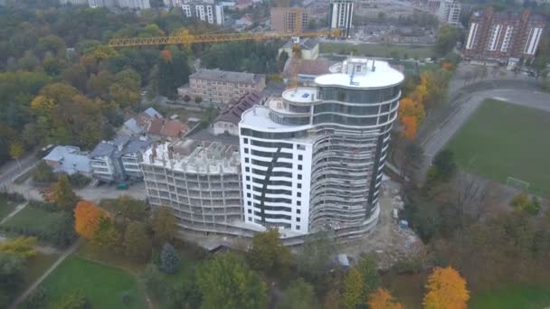 Grúa y construcción en construcción contra el cielo azul — Vídeo de stock