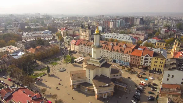 Zabytkowe centrum Iwano-Frankiwska, Ukraina, z budynkiem ratusza. — Zdjęcie stockowe