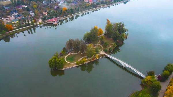 Vue aérienne, vue de dessus depuis le drone. Une rivière avec de belles plages et une île pour les amoureux . — Photo