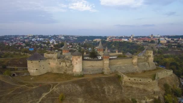 Fliegen über die alte schöne Burg Kamenetz Podolsk. Blick von oben auf die Burg. — Stockvideo