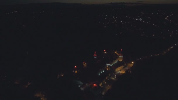 Vliegen over het oude mooie kasteel Kamenetz Podolsk. Bovenaanzicht van het kasteel. Herfsttijd. — Stockvideo